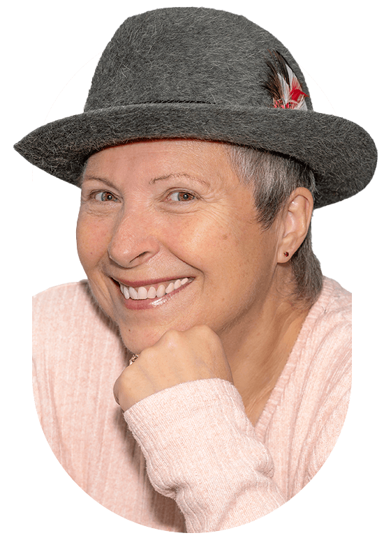 Ginette Long souriante avec chapeau gris.