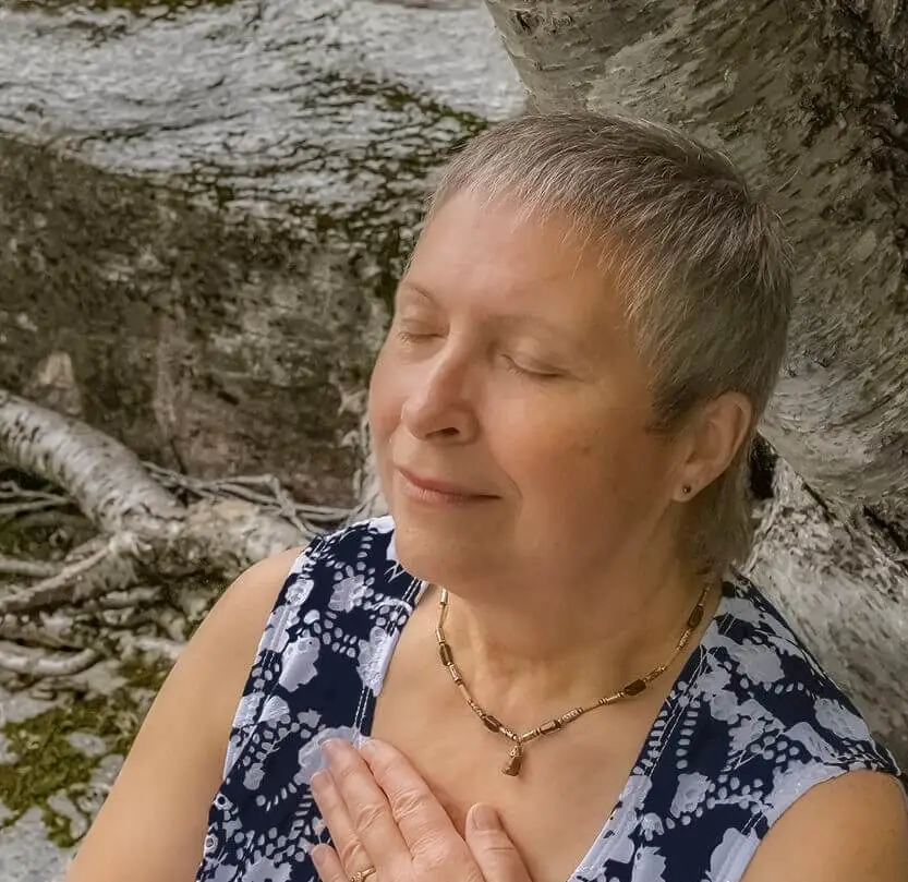Ginette Long en méditation.
