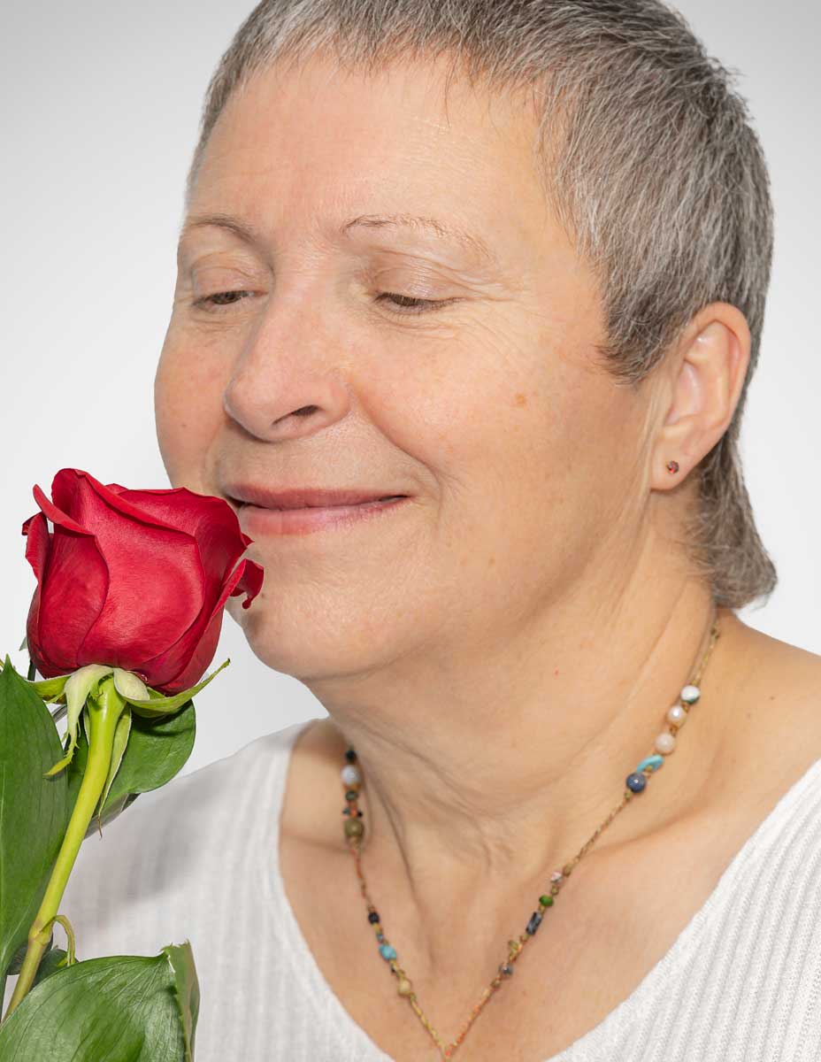 Ginette Long avec une rose rouge.